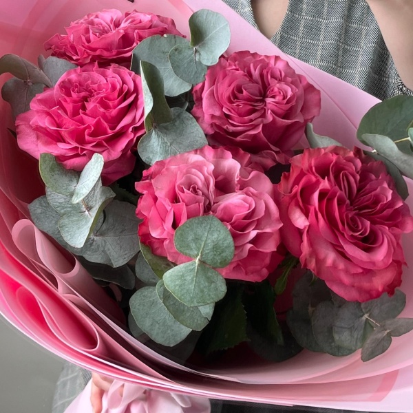 Розовые  импортные розы с эвкалиптом